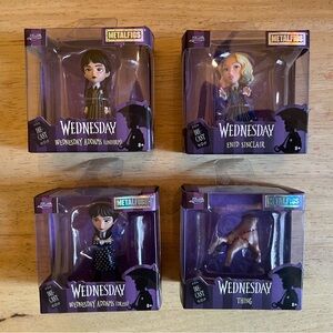 Metal fig Wednesday set